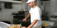 Chiusi i mercati sette giorni su sette e, dopo le 18, anche pizzerie al taglio e piadinerie