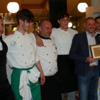 Il Presidente della CNA Reggiana Lugli premia il primo posto dei ragazzi dell'Ist. Mandela